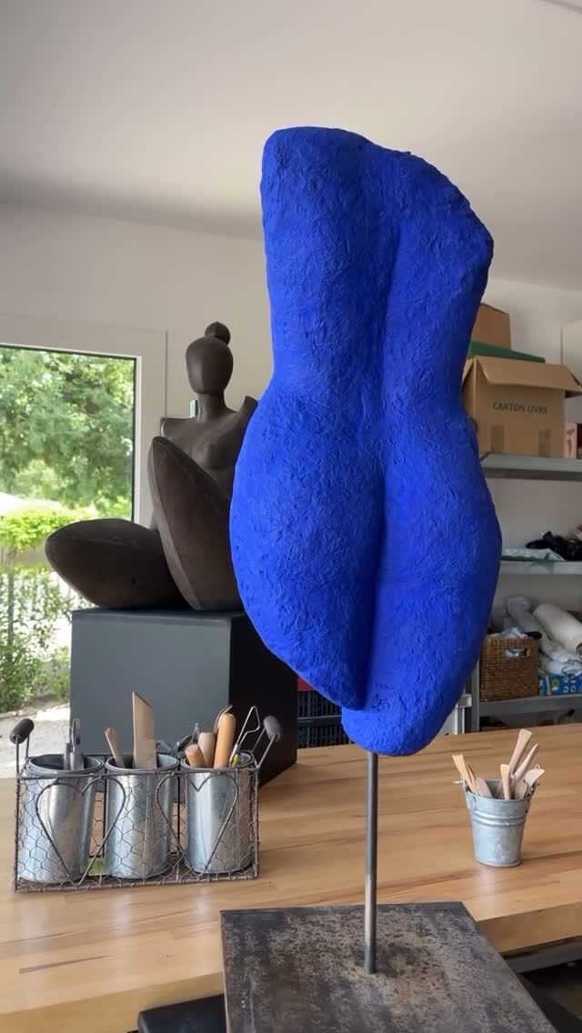 Rhapsody in Blue: ANTIK by @florence.sartori - inspired by the body movements to create timeless art. 
 
#sincitygallery #12inchesofsin #modernprovocateur #sculpture #figurative #art #artlovers #artcollectors #sculptures #artfair  #modernsculpture #sculptureart #womanartist #beart #betrue #beyou